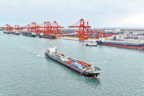 10月23日，唐山港京唐港区，一艘货轮正在靠泊。本报记者 赵杰摄