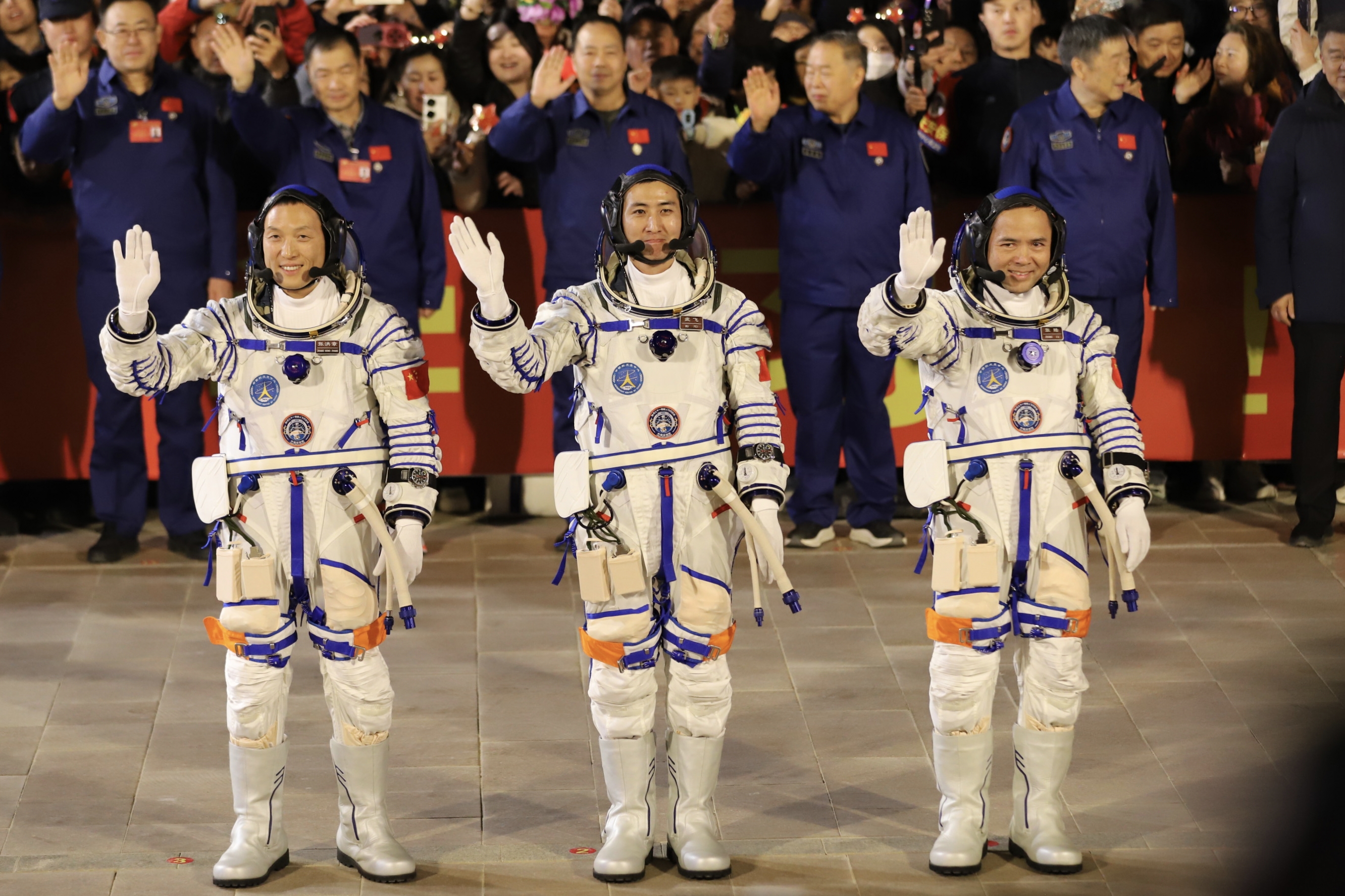 神舟二十一号航天员张陆、武飞、张洪章领命出征。人民网记者 米媛摄
