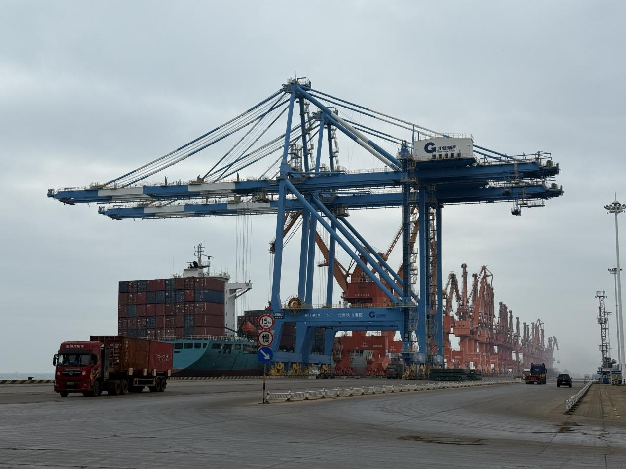 北部湾国际门户港钦州国际集装箱码头。人民网记者 欧阳易佳摄