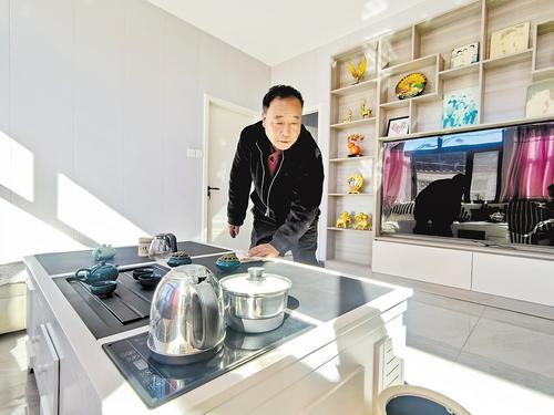 10月26日，滦平县红旗村村民许勤正在装修一新的家里整理家务。 本报记者 陈宝云摄