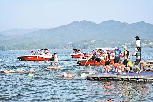 9月14日,2025京津冀国际铁人三项公开赛在保定易县举办,图为选手在游泳比赛中。 本报记者 王伟宏摄