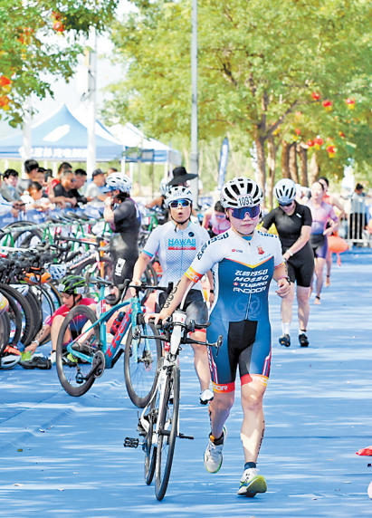 9月14日,2025京津冀国际铁人三项公开赛在保定易县举办,图为选手完成游泳比赛后开始进行自行车比赛。 本报记者 王伟宏摄