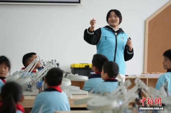 研学老师在传授考古知识。刘鸿鹤 摄