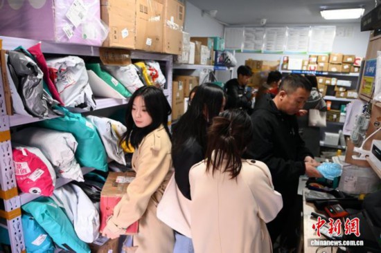 11月4日,呼和浩特民族学院校园周边的菜鸟驿站内,快件量增多。 中新网记者 刘文华 摄