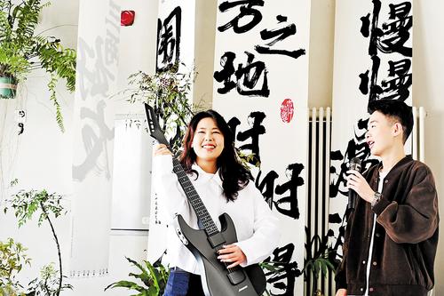 10月20日,雄安新区启动区文华社区的年轻人在社区合伙人共享空间开展青年文化娱乐活动。 本组图片由本报记者刘光昱摄