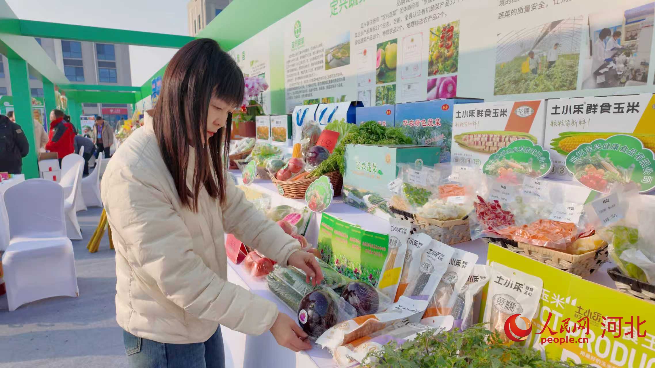 参展商在展区布展。人民网 于雪晴摄