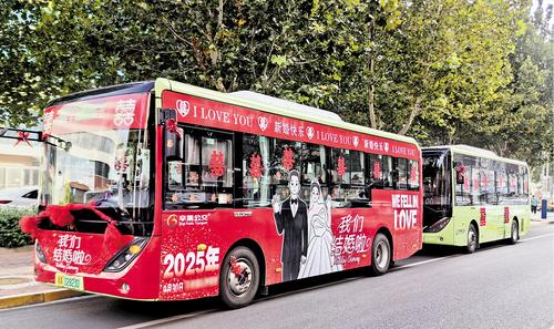 9月30日,辛集市一对新人举办“公交婚礼”。 梁鑫摄