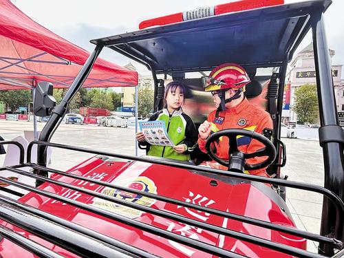 10月18日,河北省“双争有我 文明新风汇”群众性精神文明创建活动图片巡展首站在辛集市工人文化宫广场举行。这是消防队员为小朋友讲解消防知识。 本报记者 张晓超摄