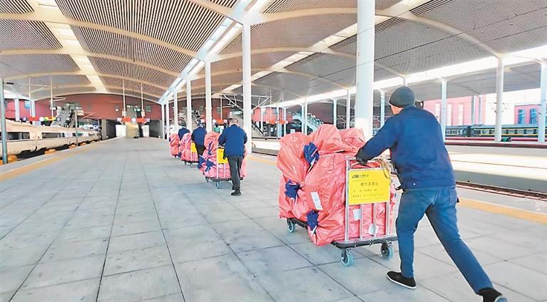 货物快件搬运。记者 王迪摄