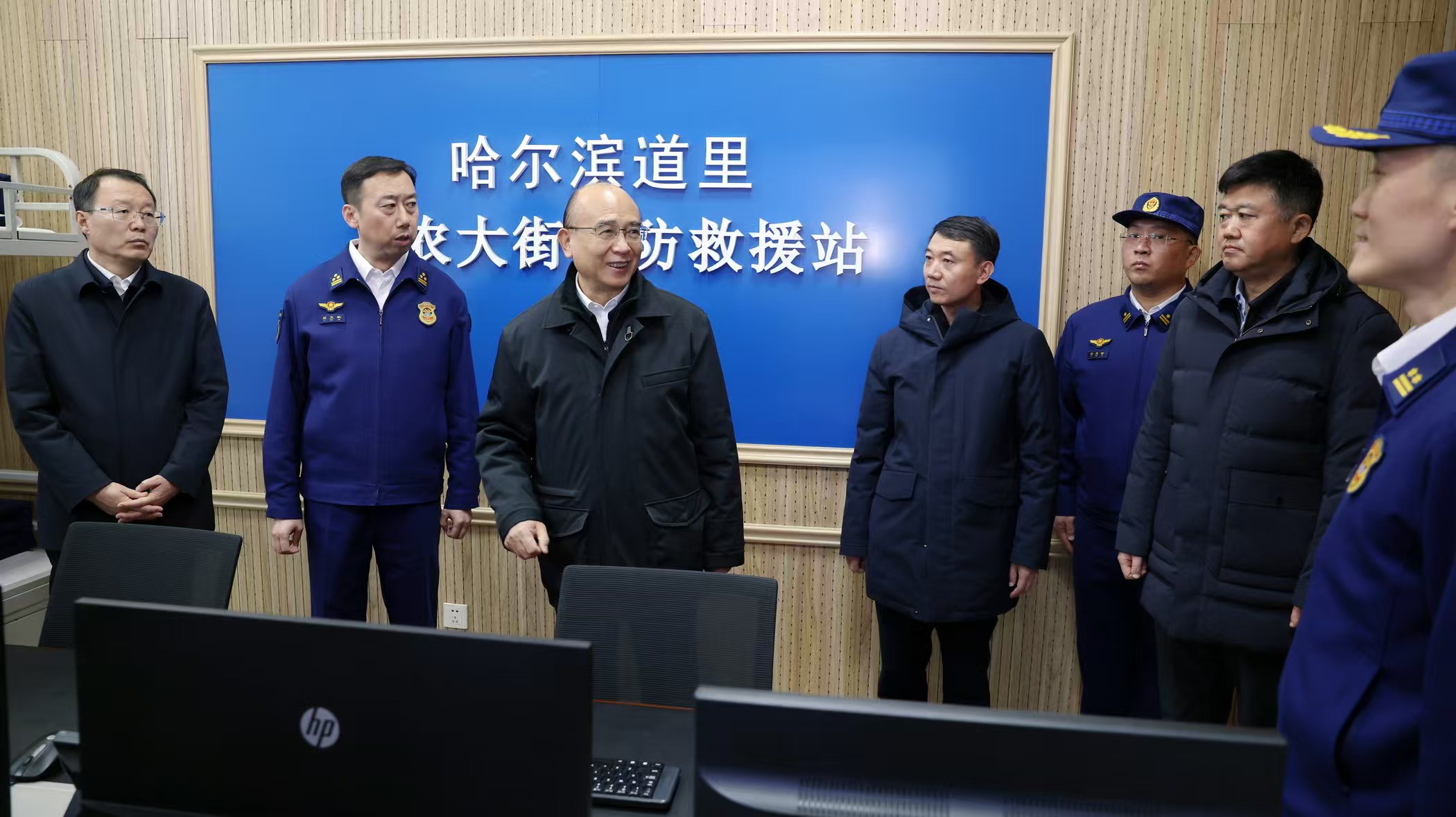 许勤来到工农大街消防站，了解消防救援能力建设和应急备勤等情况。