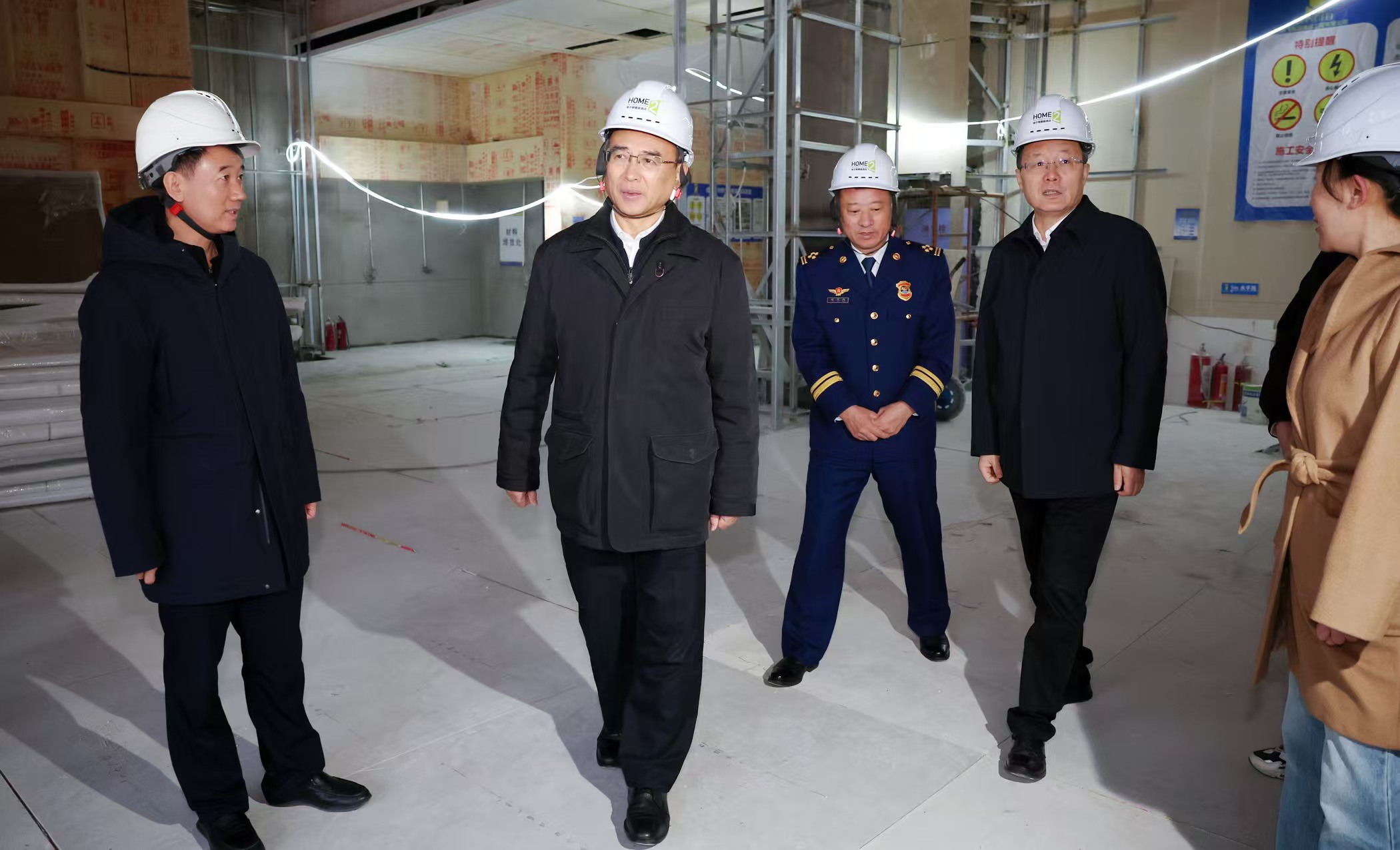 在希尔顿惠庭酒店施工现场，许勤了解项目建设和安全制度落实情况。