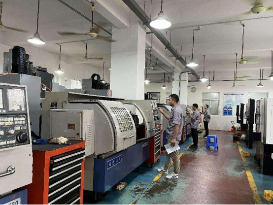 帮扶团队依托中央专项资金建设的数控加工中心。