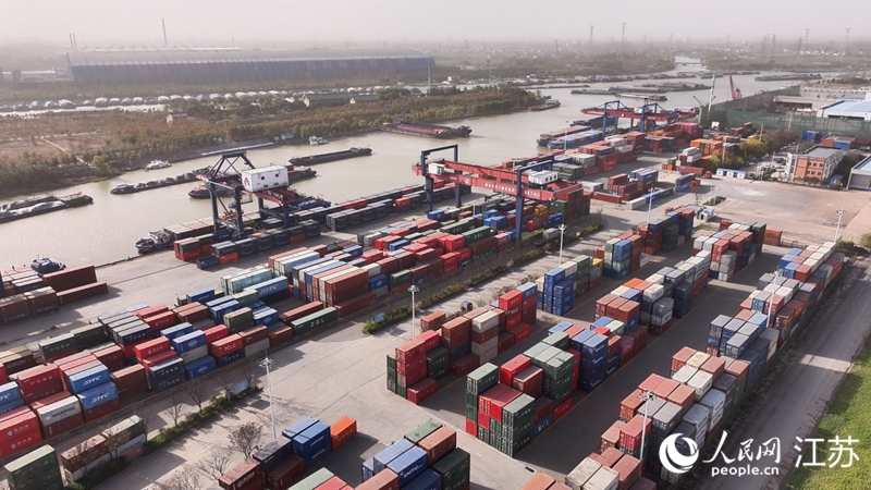 2024年，淮安港以突破57万标箱的内河集装箱吞吐量，连续16年位列江苏省内河港口第一名。人民网记者 余乐摄