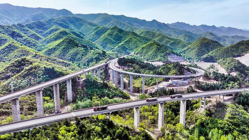 全长约184公里的京蔚高速全线通车后，打通了北京通向河北的“西大门”。图为不久前车辆行驶在京蔚高速与张涿高速互通枢纽。（本报资料片） 本报记者 耿辉摄