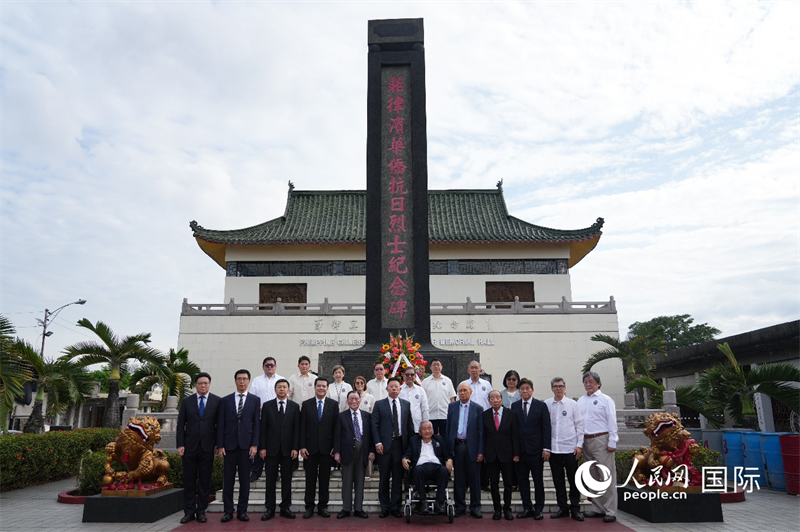 中国驻菲律宾使馆外交官祭奠菲律宾华侨抗日游击支队英烈。人民网记者樊帆  摄