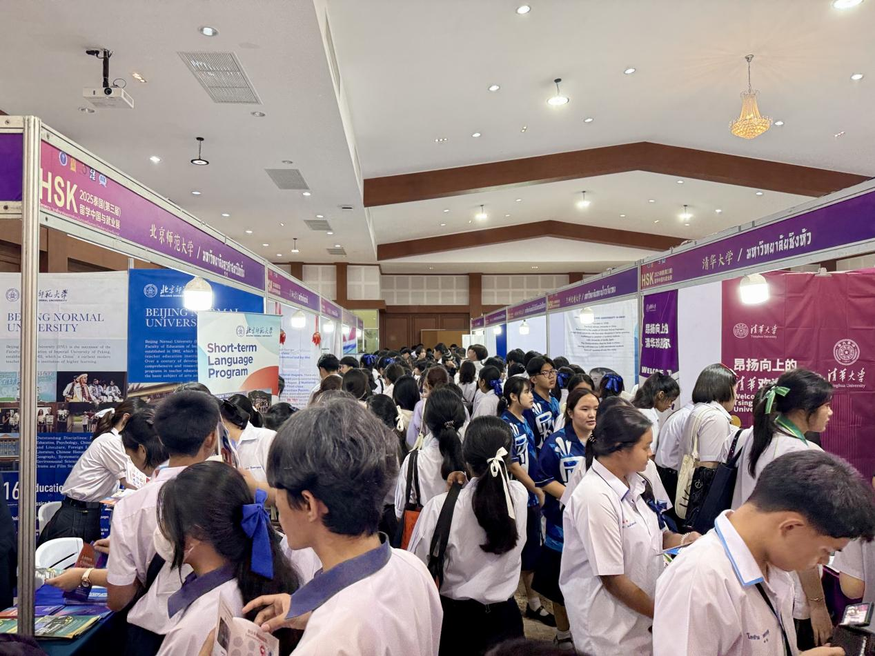 泰国学生及家长在各展位前咨询。主办方供图