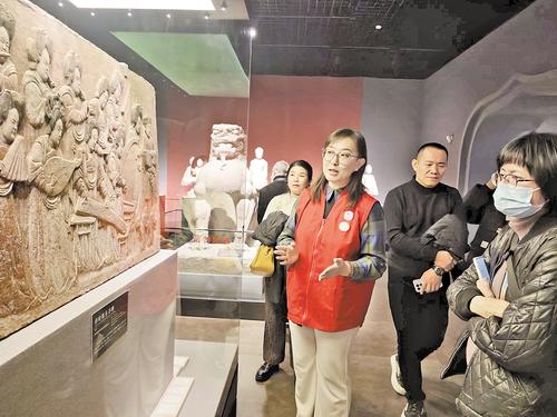 12月5日,河北博物院志愿者讲解员马楠在“曲阳石雕”展厅讲解。 本报记者 史晓多摄
