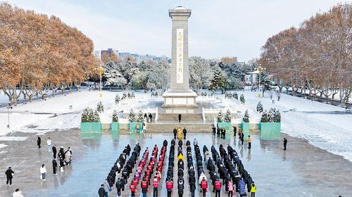 12月13日,省会各界群众在华北军区烈士陵园参加主题为“铭记历史 珍爱和平 褒扬先烈 砥砺前行”的悼念活动,祭奠在抗日战争中牺牲的革命先烈和南京大屠杀中遇难的同胞。 本报记者 田 明摄