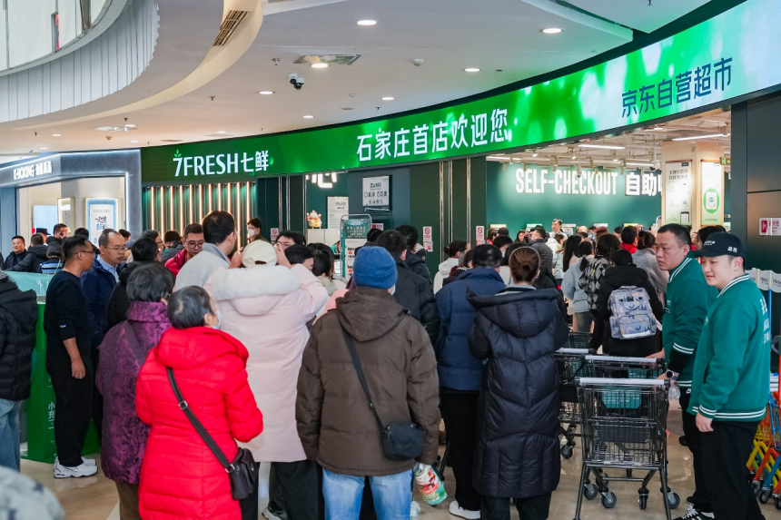 消费者排队进场。京东供图