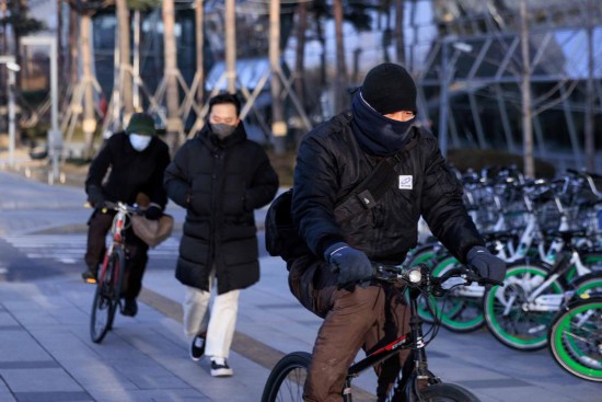 1月9日,在韩国首都首尔,人们在低温中出行。新华社发(朴晋泽摄)