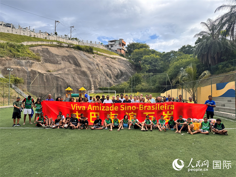 当地时间12月20日，巴西中国和平统一促进会在里约热内卢州尼特罗伊市举办捐赠活动，向当地恩仁霍卡区贫困家庭捐赠食品篮，并为社区儿童送去新年礼物。人民网实习生 侯天泽摄