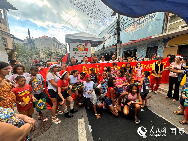 活动现场气氛热烈，吸引众多当地家庭参与。人民网实习生 侯天泽摄