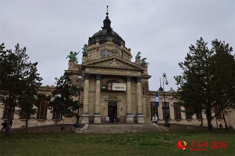 图为塞切尼温泉的巴洛克风格入口。人民网记者 刘仲华摄