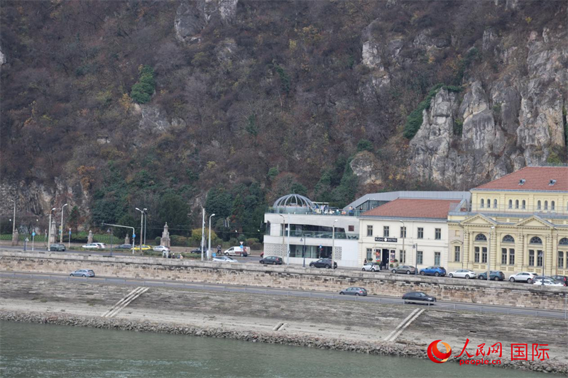 图为位于多瑙河边的鲁达什温泉浴场外景。人民网记者 刘仲华摄