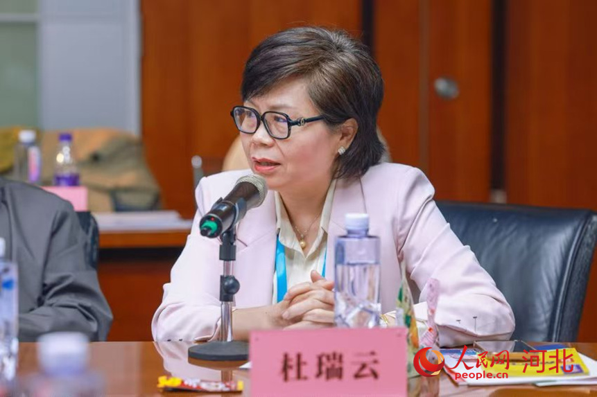 12月23日,在青龙满族自治县特色产业粤港澳大湾区招商对接会上,阿联酋广东商会副秘书长杜瑞云发言。人民网左源明摄