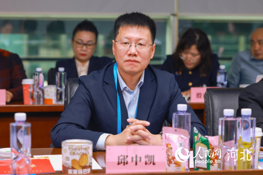 12月23日，青龙满族自治县委副书记、县政府代县长邱中凯在会上为青龙特色产业作推介。人民网 左原铭摄