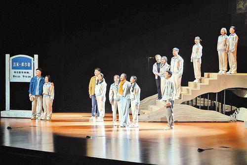 8月18日,承德话剧团创排的话剧《大漠日记》亮相第十二届河北省戏剧节开幕式。图为话剧《大漠日记》演出现场。 本报记者 王伟摄