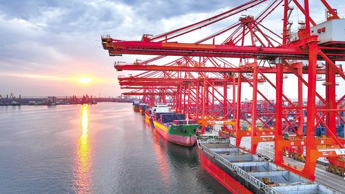 货轮停靠在唐山港京唐港区泊位上。(本报资料片)本报记者 赵 杰摄