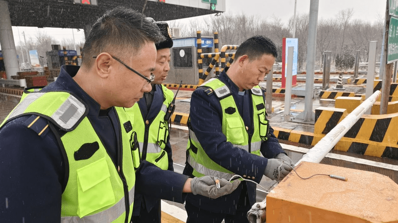 机电人员田宝新反复测试，安装ETC车道栏杆异常报警器。程景丽摄
