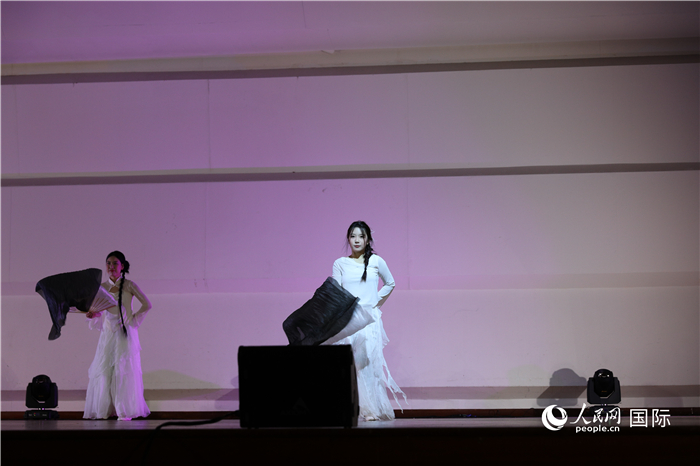 在韩中国学人学者在活动上表演的文艺节目。人民网记者 莽九晨摄