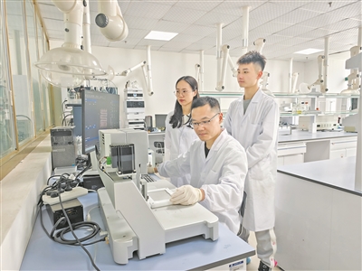 武汉轻工大学食品科学与工程学院教授易阳指导团队开展藕纤维3D打印材料研究。受访单位供图