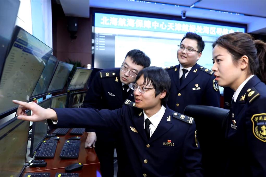 姚高乐(左二)带领团队攻克技术难点。(受访者供图)