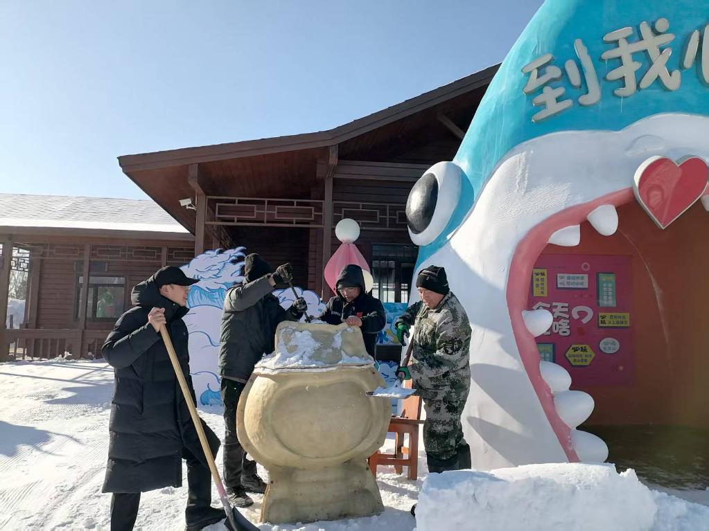 李珂亮正在带着工作人员为冰雪节吉祥物塑形。(辽宁锦州市委宣传部供图)