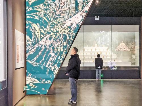 1月1日，游客在河北博物院参观“丛林圣殿——墨西哥玛雅文明展”。 本报记者 史晓多摄