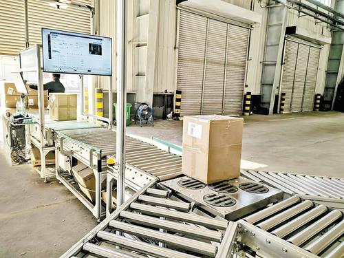 2025年11月27日,北方(沧州)跨境电商物流基地过渡区仓库内,一批运抵货物正在接受智能分拣。 本报记者 周聪聪摄