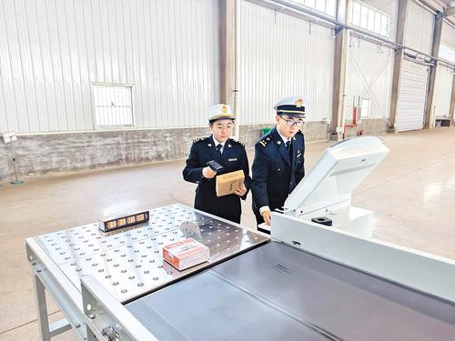 2025年12月19日,黄骅港海关关员在北方(沧州)跨境电商物流基地查看海关监管作业场所图像检查设备。 张 杨摄