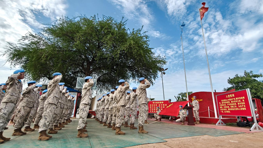 维和直升机分队开展“牢记初心使命,勇当维和先锋”七一主题党日活动。维和部队供图