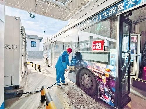 1月4日,在张家口市交投氢能新能源科技有限公司创坝加氢站,工作人员正在给公交车加氢。 本报记者 刘雅静摄