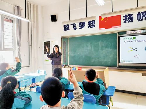 2025年12月30日,丰宁满族自治县第七小学特岗教师成军平在给学生授课。受访者供图