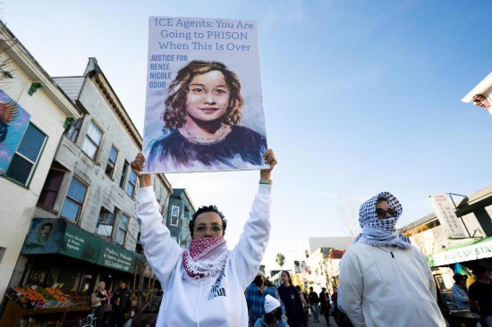 1月10日，在美国加利福尼亚州旧金山，一名女子手持标语牌参加抗议活动。新华社发（朱子于摄）