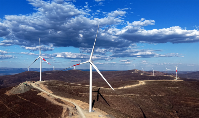 南非奥亚混合能源工程风力发电机。中国水利水电第十一工程局有限公司供图
