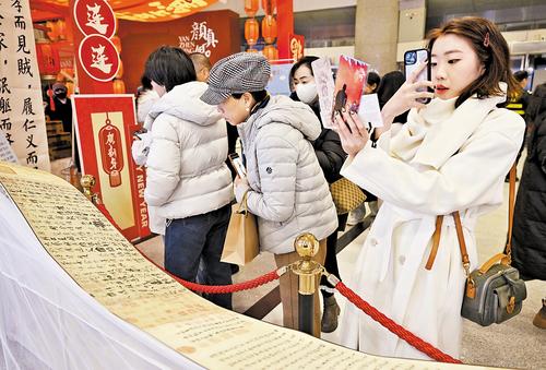 1月14日,舞剧《颜真卿》演出前,观众在场外拍照留念。本报记者 贾恒摄