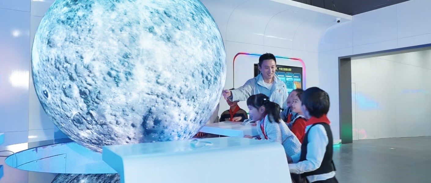 科学讲师现场讲解航天科普知识。受访者供图