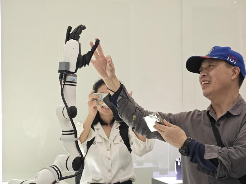 具身智能机器人产业加速商业化落地。人民网记者 焦磊摄