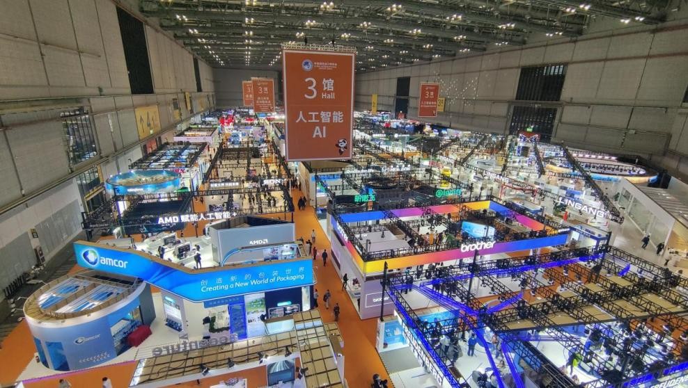 在第八届进博会上,中外参展者络绎不绝。人民网记者 李彤摄