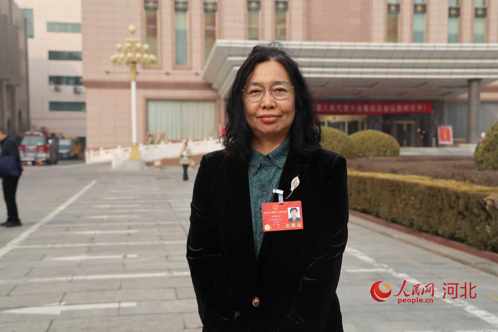 河北省人大代表，民建石家庄市副主委，河北经贸大学会计学院副院长、教授刘海云。人民网 于雪晴摄